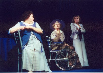"Восемь любящих женщин" - сцена из спектакля